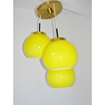 Lampa wisząca z żółtymi kloszami i metalowymi elementami